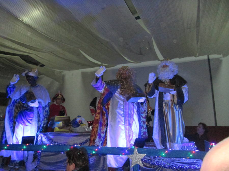Reyes Magos saludando en Aldehuela del Jerte.