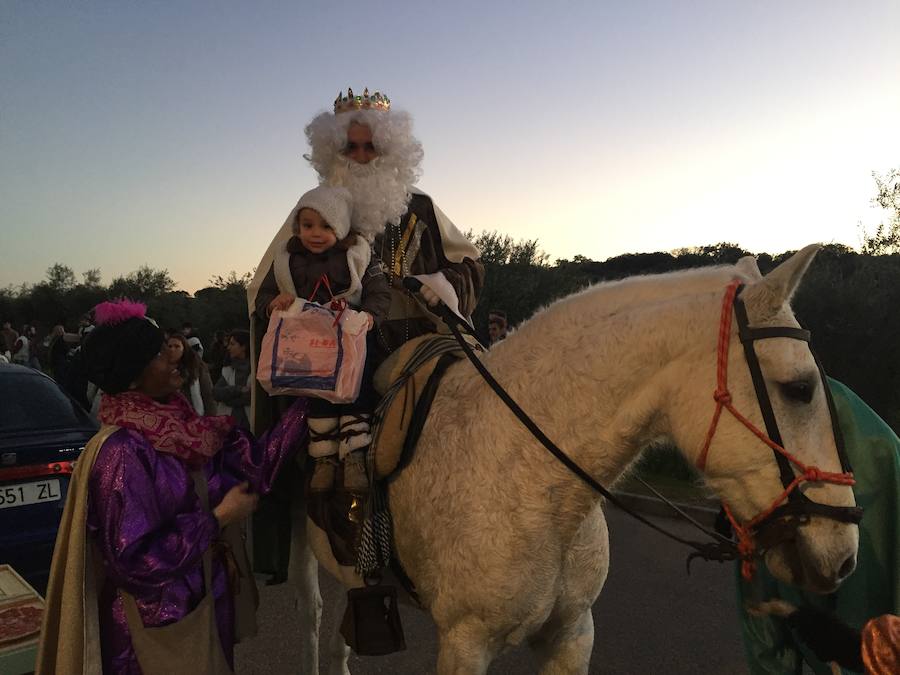 En Villar del Rey los Reyes Magos reparten los regalos durante la cabalgata que recorre el pueblo.