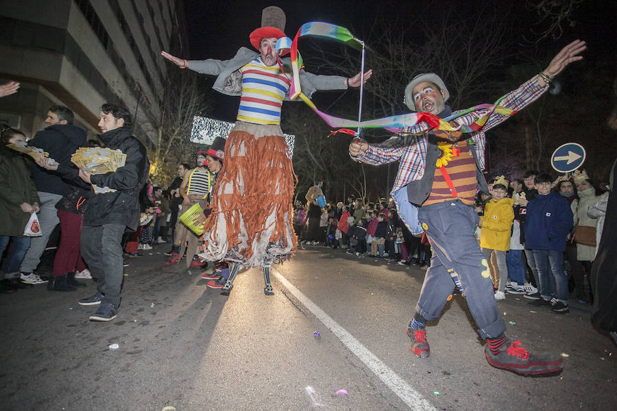 Fotos: Sus Majestades de Oriente reparten ilusión en las calles de Cáceres