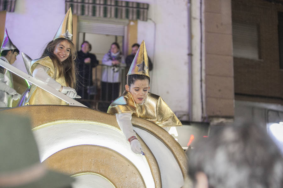 Fotos: Sus Majestades de Oriente reparten ilusión en las calles de Cáceres