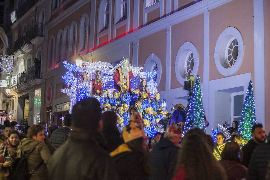 Fotos: Sus Majestades de Oriente reparten ilusión en las calles de Cáceres