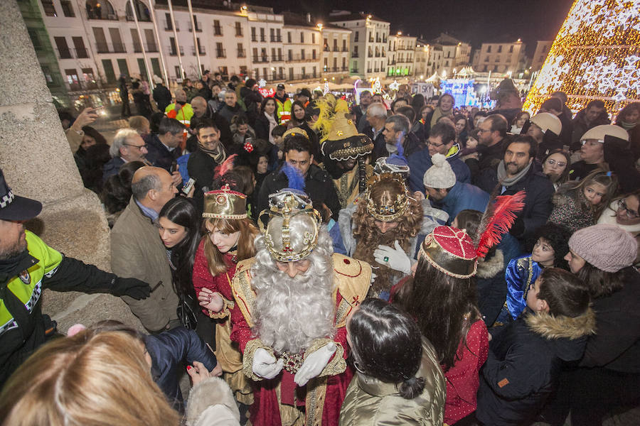 Fotos: Sus Majestades de Oriente reparten ilusión en las calles de Cáceres