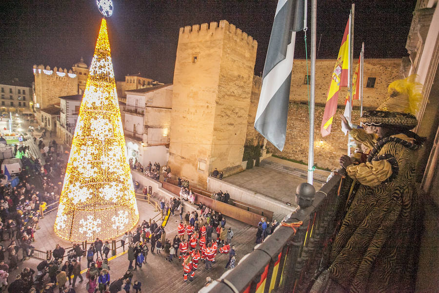 Fotos: Sus Majestades de Oriente reparten ilusión en las calles de Cáceres