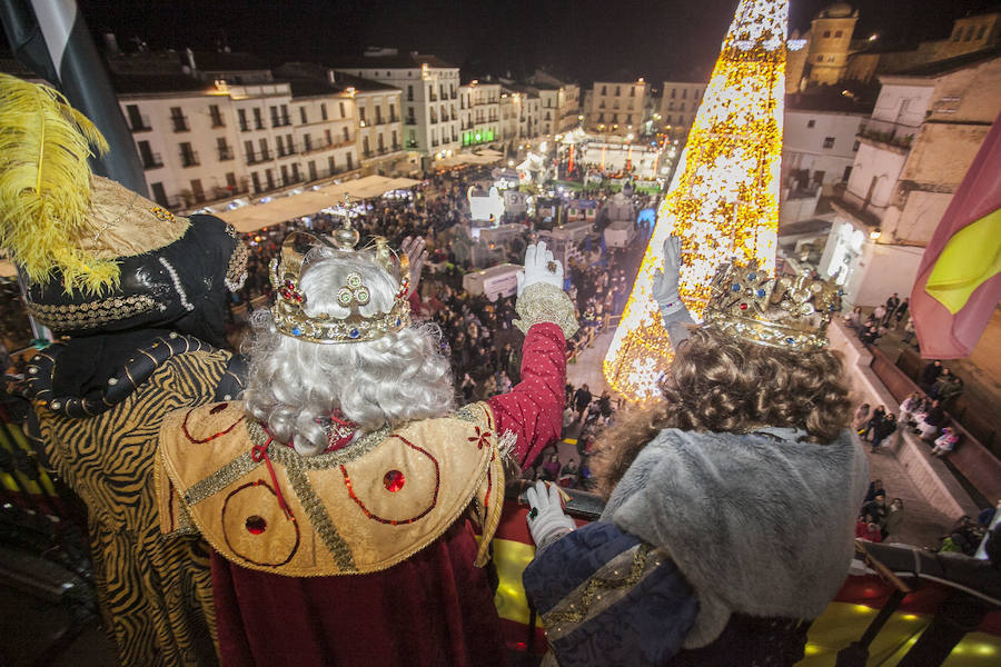 Fotos: Sus Majestades de Oriente reparten ilusión en las calles de Cáceres