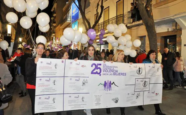 Las mujeres de la asociación Clara Campoamor no faltaron a la manifestación contra la violencia de género de Don Benito. :: E. DOMEQUE