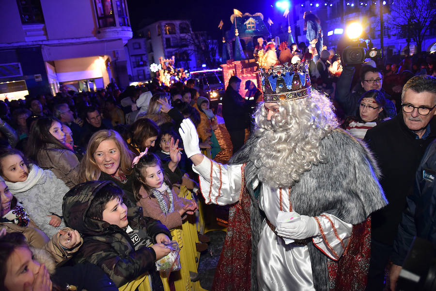 Pequeños y grandes han disfrutado este sábado de la visita a la ciudad de los Reyes Magos 