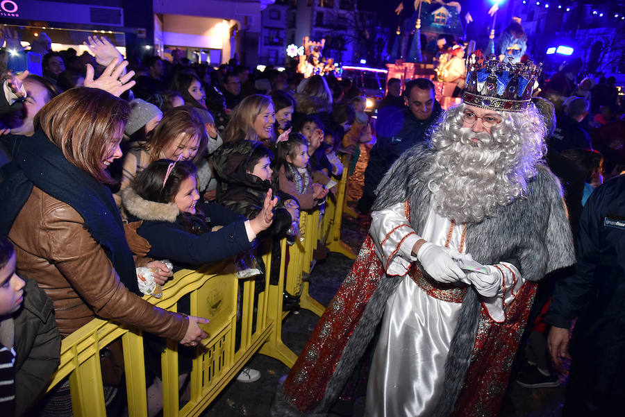 Pequeños y grandes han disfrutado este sábado de la visita a la ciudad de los Reyes Magos 