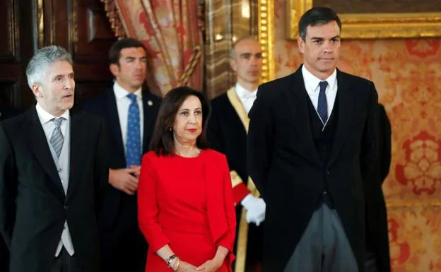 La ministra Margarita Robles, entre el presidente del Gobierno y Grande-Marlaska. 