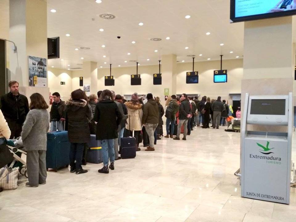 Pasajeros del vuelo Badajoz-Barcelona, cancelado ayer por niebla:: HOY