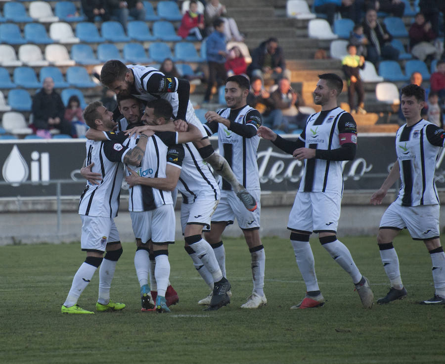 Los blanquinegros regalan a su afición una goleada a la que Éder Díaz, con un tanto de tacón, y José Ángel, con otro de chilena, pusieron broche de oro