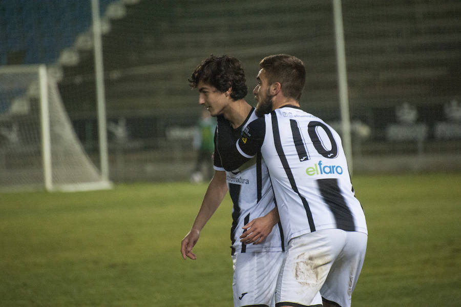 Los blanquinegros regalan a su afición una goleada a la que Éder Díaz, con un tanto de tacón, y José Ángel, con otro de chilena, pusieron broche de oro