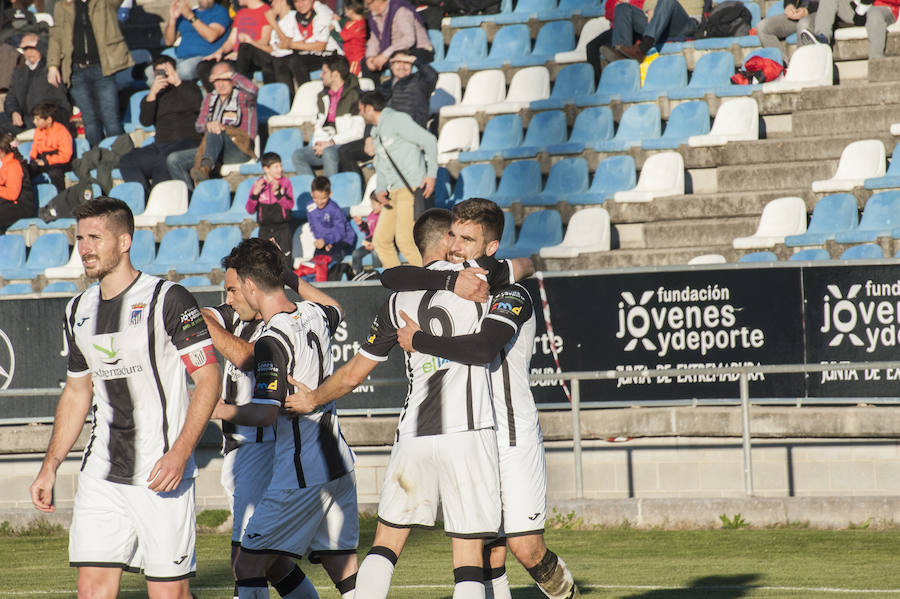 Los blanquinegros regalan a su afición una goleada a la que Éder Díaz, con un tanto de tacón, y José Ángel, con otro de chilena, pusieron broche de oro