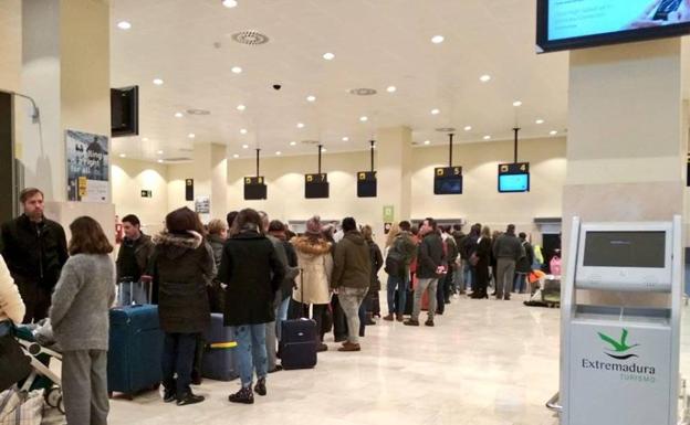 Cola de viajeros afectados por la suspensión del vuelo Badajoz-Barcelona, el domingo.: HOY