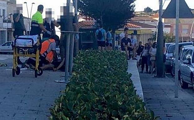 Los servicios de emergencia atendiendo a la víctima el día del suceso.