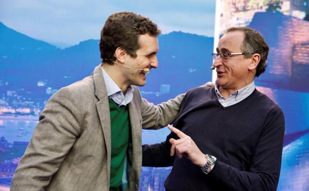 Alfonso Alonso conversa con Pablo Casado.