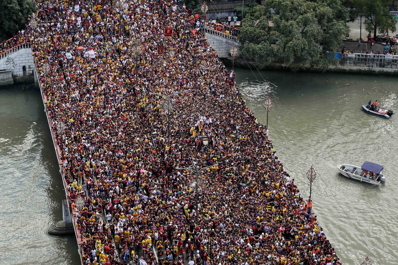 Miles de personas participan, un año más, en la procesión del Nazareno Negro por el casco antiguo de Manila (Filipinas).