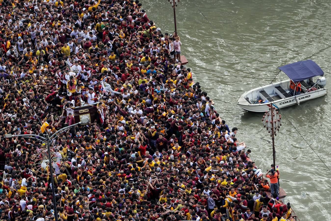 Miles de personas participan, un año más, en la procesión del Nazareno Negro por el casco antiguo de Manila (Filipinas).