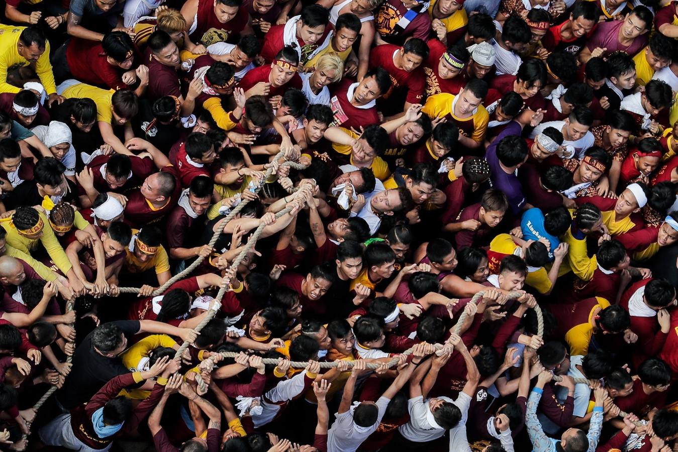 Miles de personas participan, un año más, en la procesión del Nazareno Negro por el casco antiguo de Manila (Filipinas).