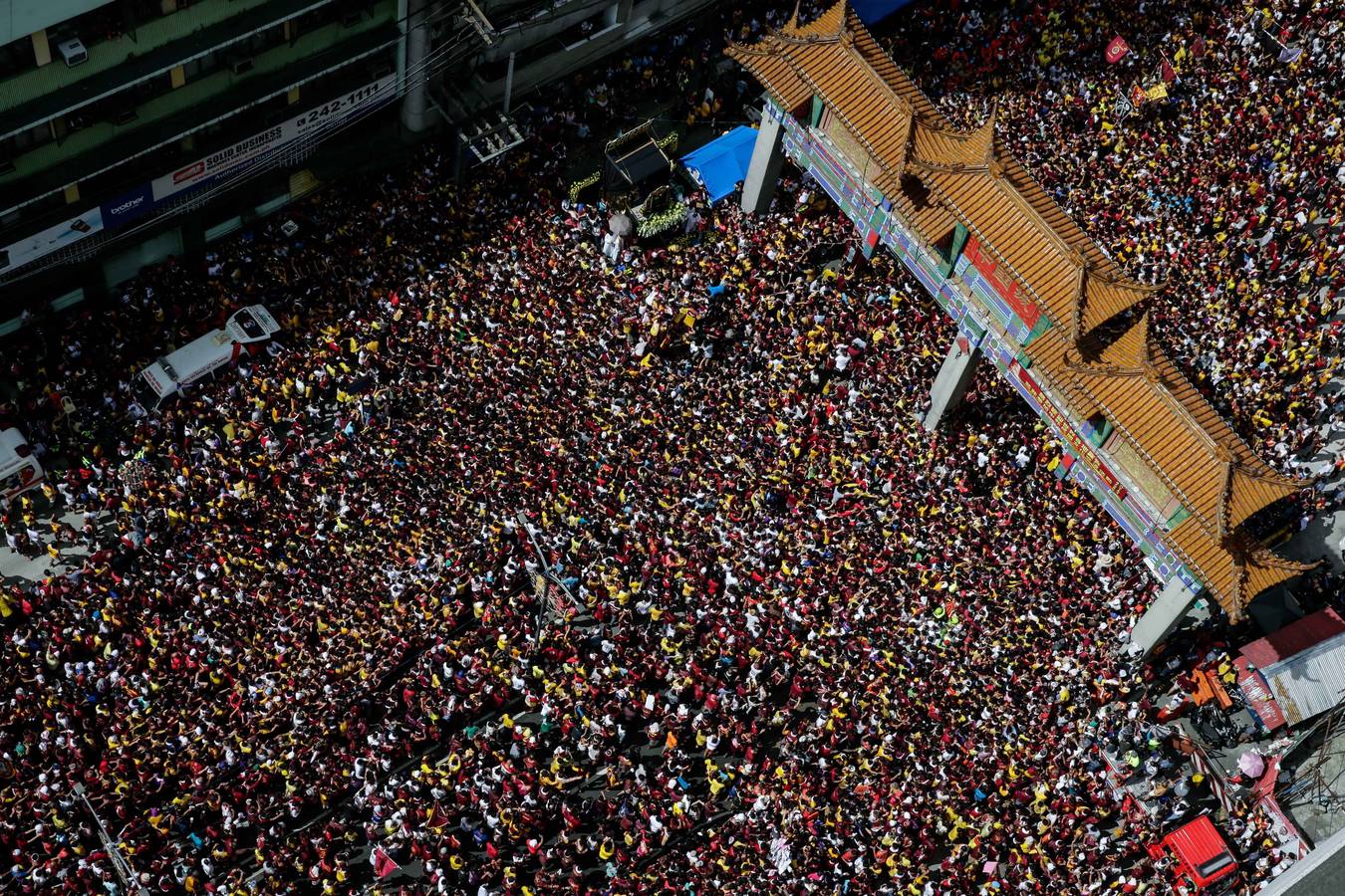 Miles de personas participan, un año más, en la procesión del Nazareno Negro por el casco antiguo de Manila (Filipinas).