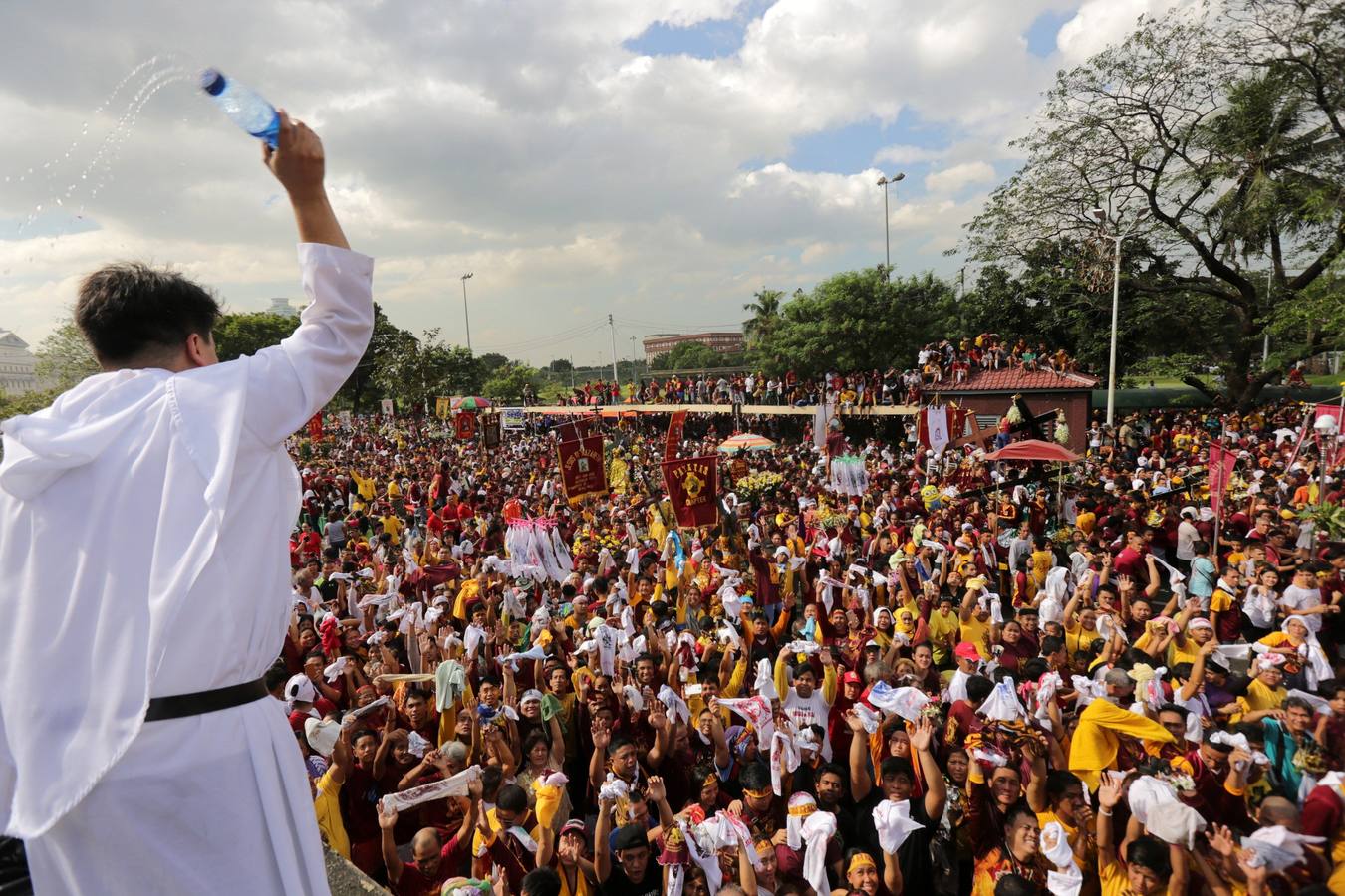 Miles de personas participan, un año más, en la procesión del Nazareno Negro por el casco antiguo de Manila (Filipinas).