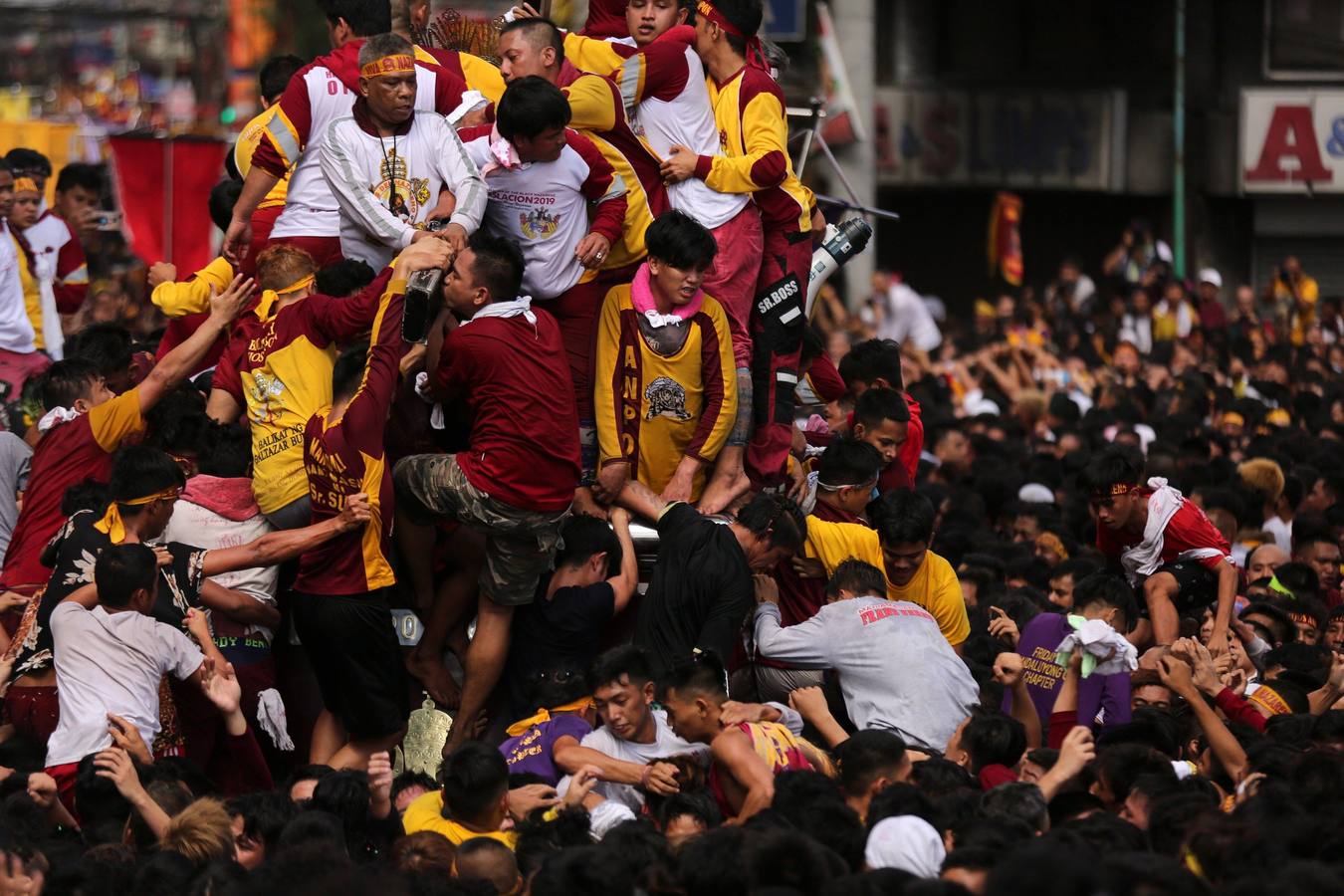 Miles de personas participan, un año más, en la procesión del Nazareno Negro por el casco antiguo de Manila (Filipinas).