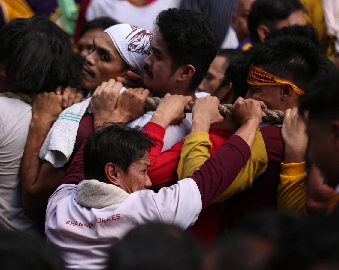 Miles de personas participan, un año más, en la procesión del Nazareno Negro por el casco antiguo de Manila (Filipinas).