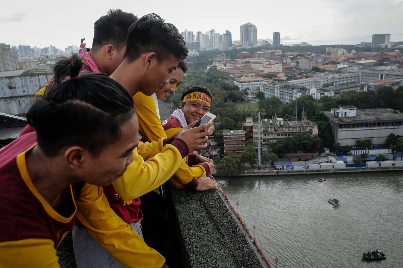 Miles de personas participan, un año más, en la procesión del Nazareno Negro por el casco antiguo de Manila (Filipinas).