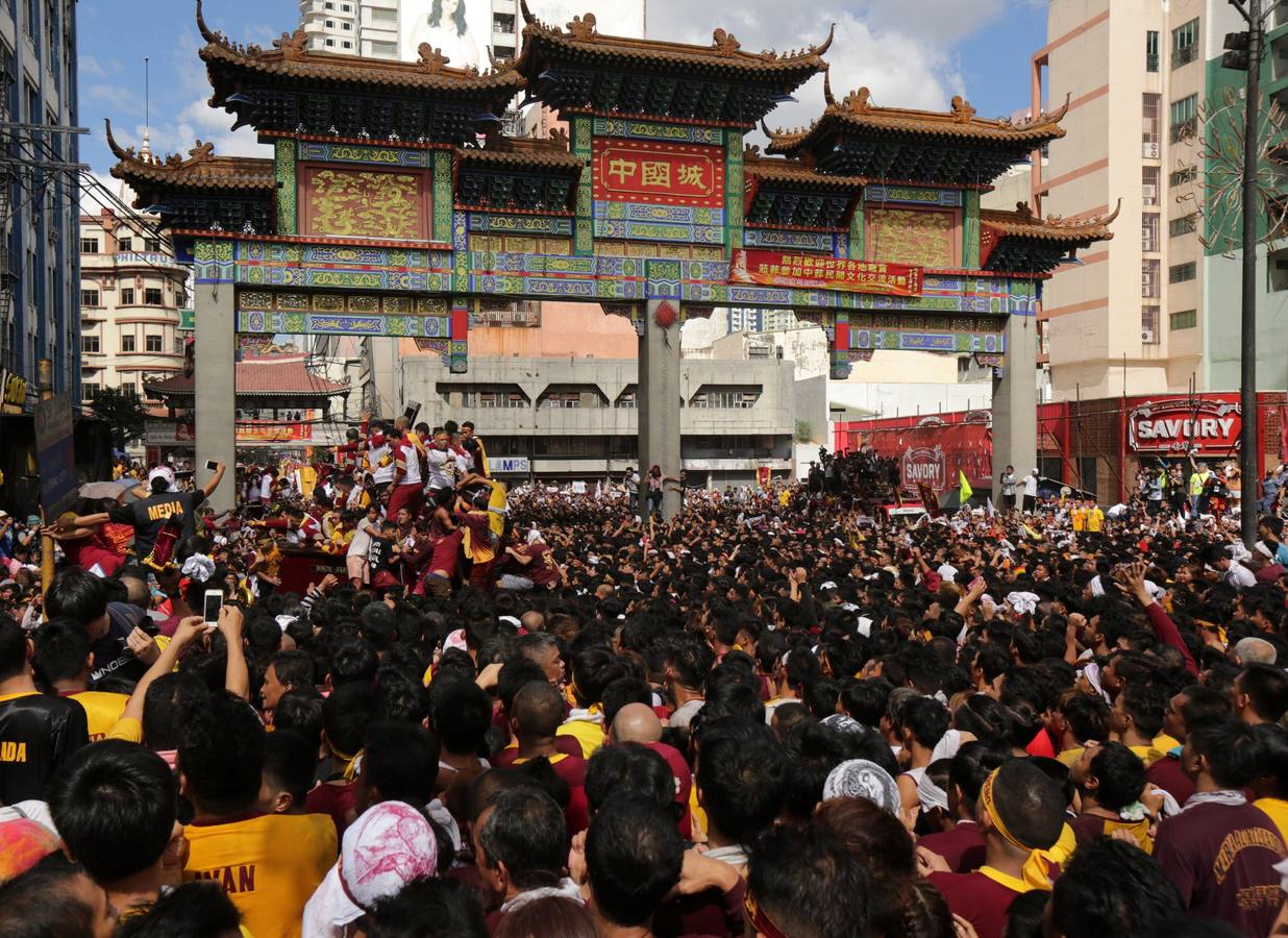 Miles de personas participan, un año más, en la procesión del Nazareno Negro por el casco antiguo de Manila (Filipinas).