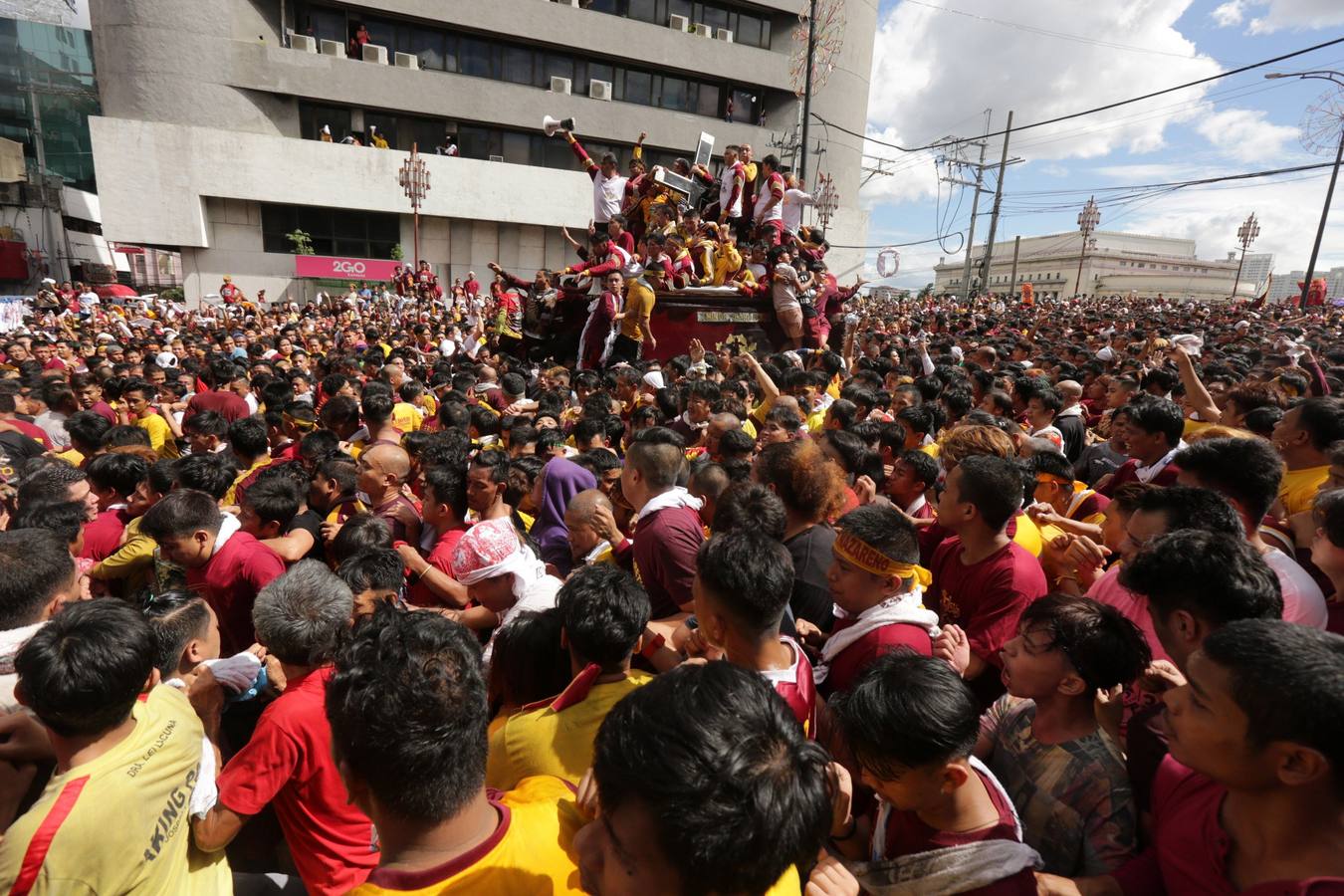 Miles de personas participan, un año más, en la procesión del Nazareno Negro por el casco antiguo de Manila (Filipinas).