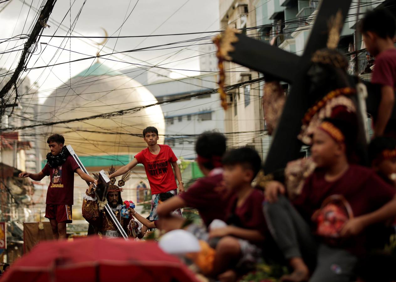 Miles de personas participan, un año más, en la procesión del Nazareno Negro por el casco antiguo de Manila (Filipinas).