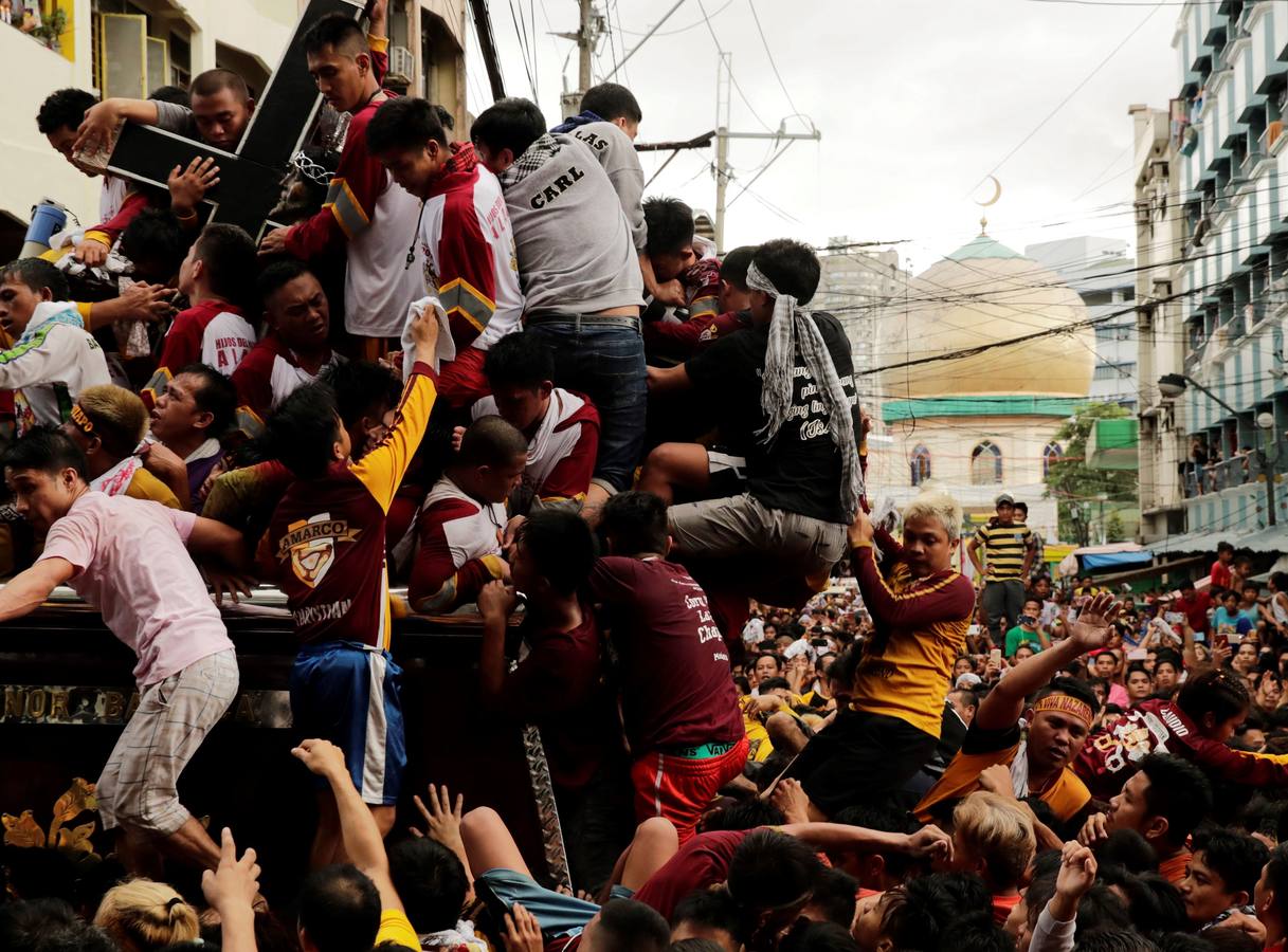 Miles de personas participan, un año más, en la procesión del Nazareno Negro por el casco antiguo de Manila (Filipinas).