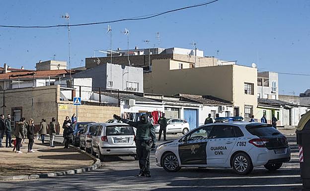 Los agentes mantienen cortada la manzana formada por la calle Alfonso IX de León y el colegio Enrique Iglesias