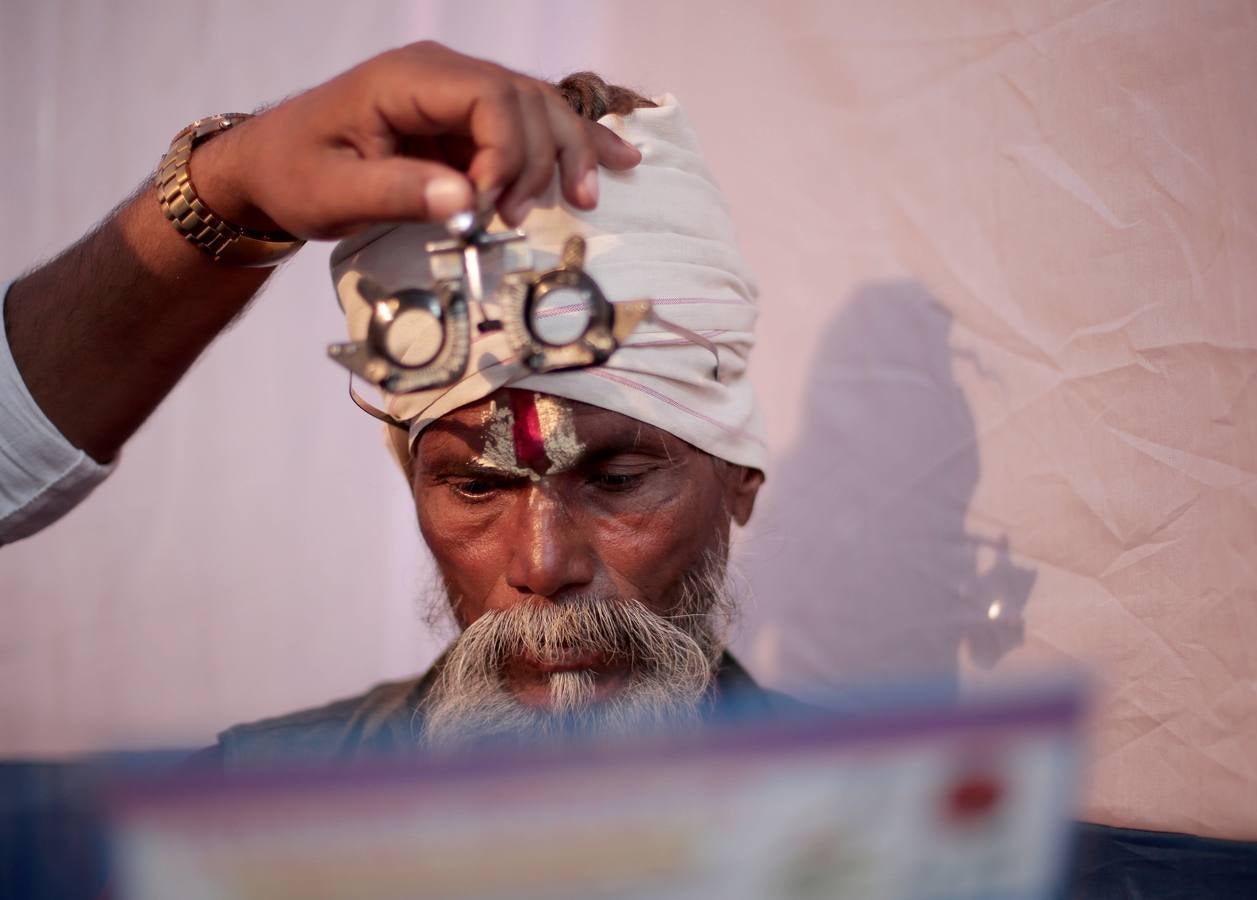 Todos los años cientos de miles de personas acuden a Ganga Sagar, en la desembocadura del río sagrado Ganges, para conmemorar el «Makar Sankranti», una de las celebraciones religiosas más importantes en el calendario hindú y que marca el fin del invierno.