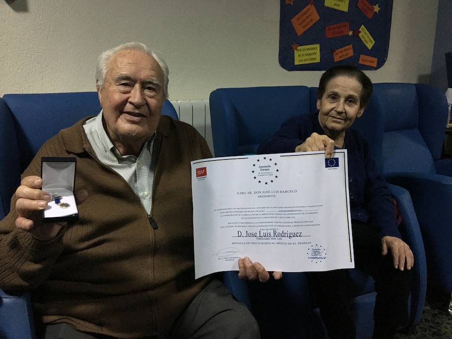 José Luis y s esposa muestrane l título y la medalla. 