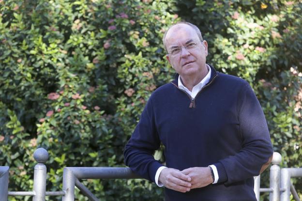 José Antonio Monago en un parque situado junto a la sede del PP en Mérida. :: J. M. ROMERO