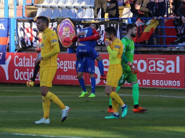 Enric Gallego celebra con Olabe su gol ante el Alcorcón. :: J. m. Romero