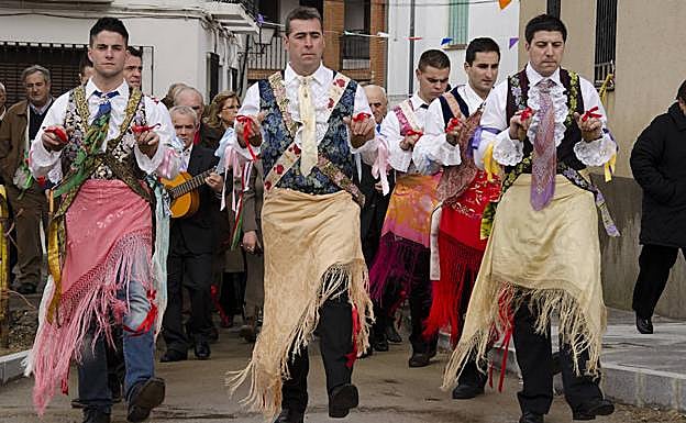 Imagen principal - Las Carantoñas y el Jarramplas brillan en un fin de semana lleno de tradición