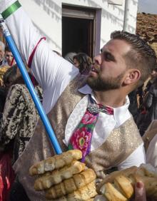 Imagen secundaria 2 - Las Carantoñas y el Jarramplas brillan en un fin de semana lleno de tradición