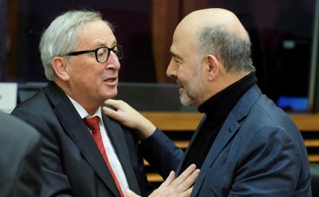 El presidente de la Comisión Europea, Jean-Claude Juncker (i), y el comisario europeo de Asuntos Económicos, Pierre Moscovici (d).