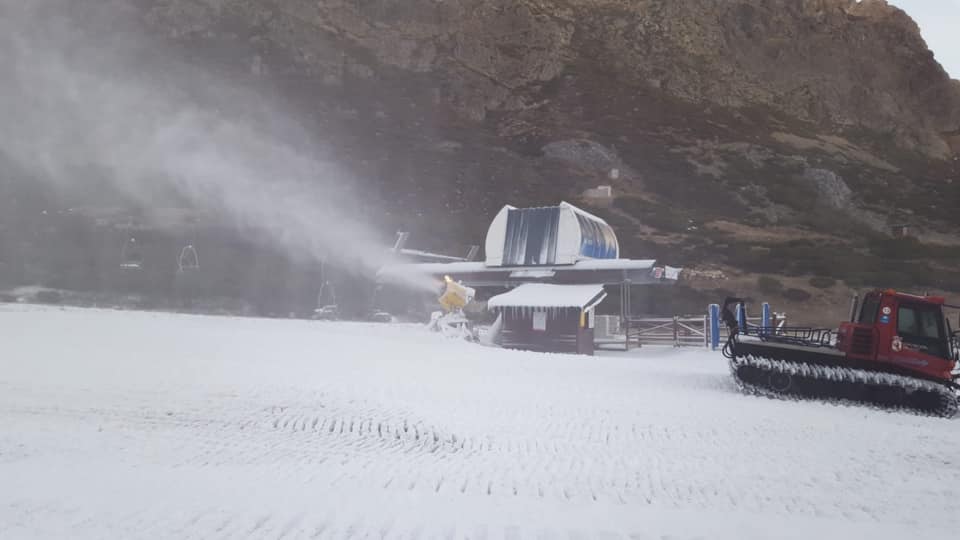 Producción de nieve en la estación de San Isidro