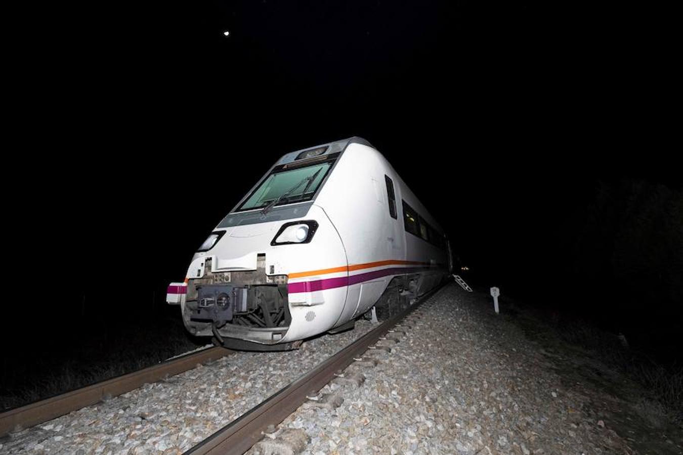 Un trozo de carril, de un metro de longitud, había sido colocado en el cruzamiento del cambio del tren y provocó que la máquina fuera desplazada