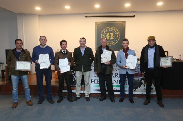 Foto de los premiados con sus trofeos y diplomas en el Círculo Emeritense. :: j.m. romero