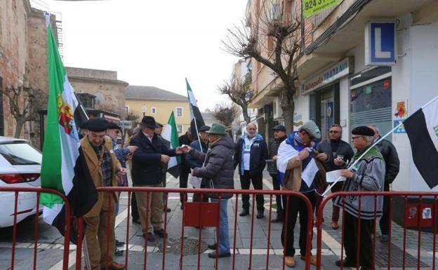 Protesta de Milana Bonita a las puertas de la Asamblea de Extremadura:: 