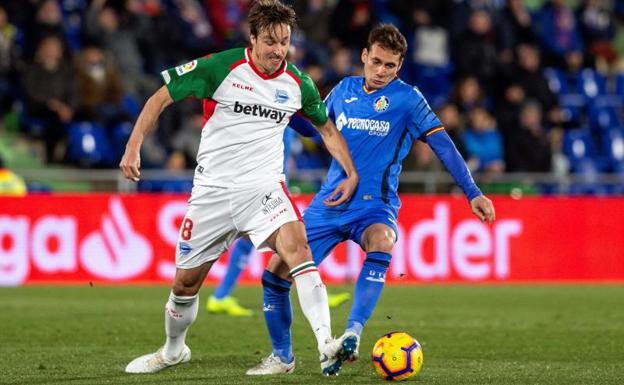 Cristóforo trata de robar el balón al jugador del Alavés Tomás Pina.