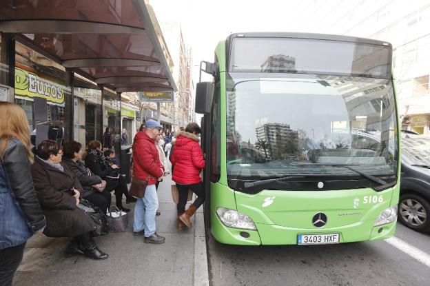 Autobús de la línea 2, de Galarza a Aldea Moret, que roza el millón de viajeros. :: lorenzo cordero