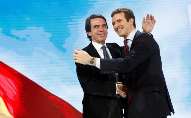 El expresidente del Gobierno, José María Aznar, saluda a Pablo Casado.