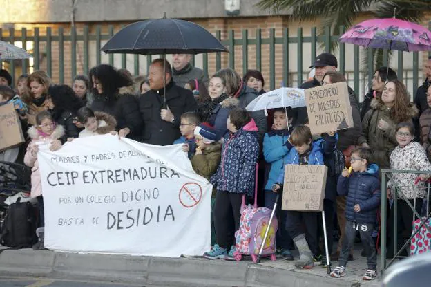 Protesta protagonizada el lunes por padres y alumnos del colegio Extremadura tras las dos últimas averías. :: lorenzo cordero 