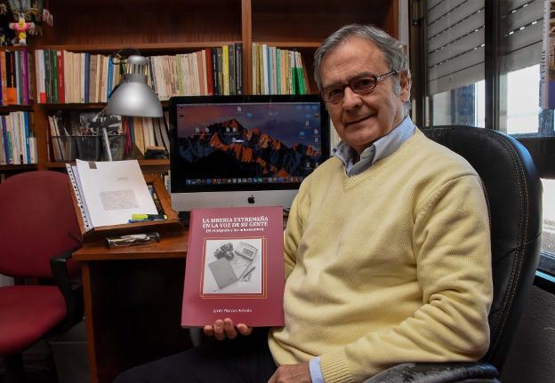 Javier Marcos Arévalo con su libro sobre La Siberia. :: casimiro