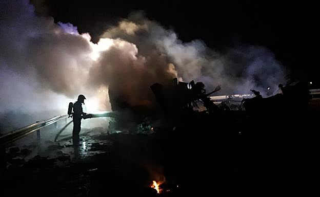 Los bomberos apagando el fuego.