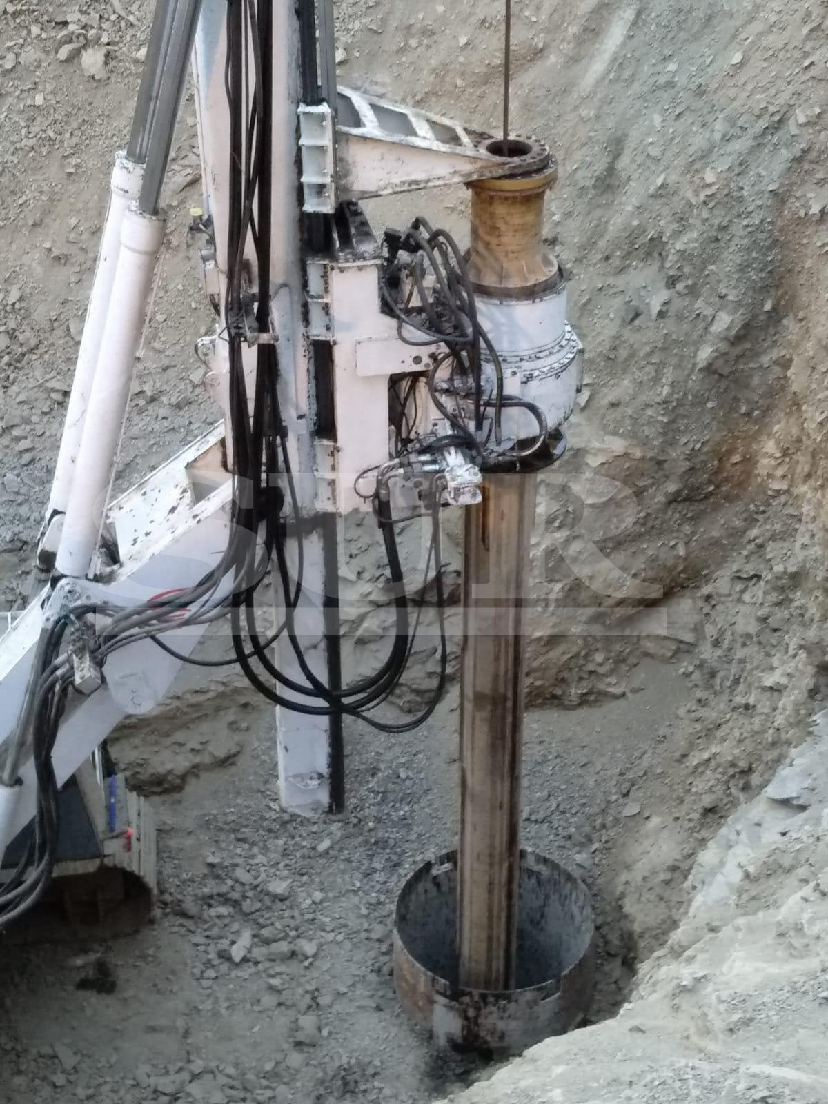 Imagen del túnel vertical por el que bajarán los mineros para rescatar a Julen.